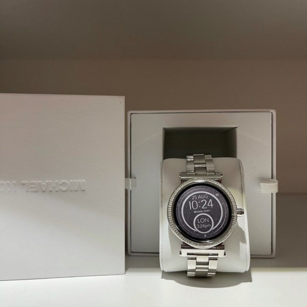 Brand New &Auth Michael Kors Smart Watch Silver - Picture 6 of 6